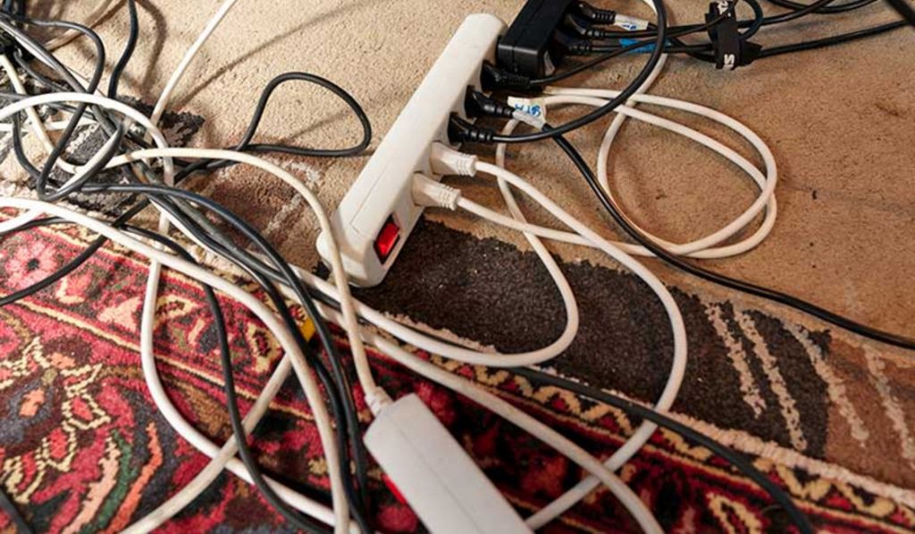 Faites attention au prise pour ne pas commettre de surcharge électrique